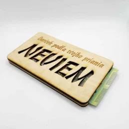 Drevená peňaženka na vloženie bankoviek