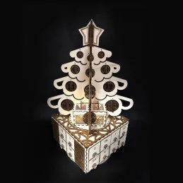 Vianočný stromček s adventným kalendárom