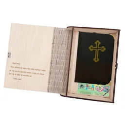 Drevená krabička na prvé sväté prijímanie s menom a dátumom – pamiatka a dar